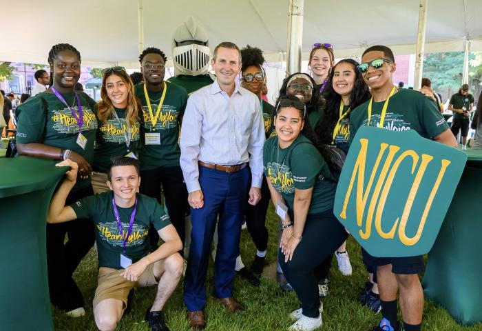 Jason Kroll with Students Orientation_7-22-9652