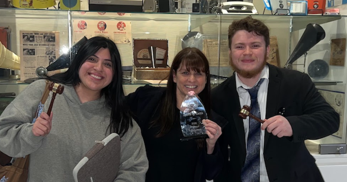 STUDENTS WITH AWARD AND PROFESSOR