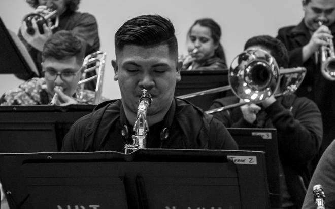 jazz musicians play horns seated
