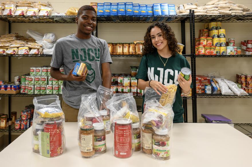 Students packing meal bags in NJCU food Pantry