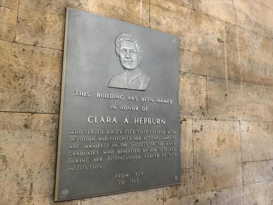 Plaque_dedicated_to_Hepburn_Hall