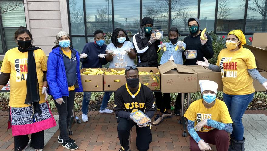 NJCU students distributing meals