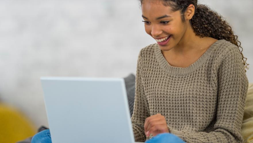 blk fem student on laptop