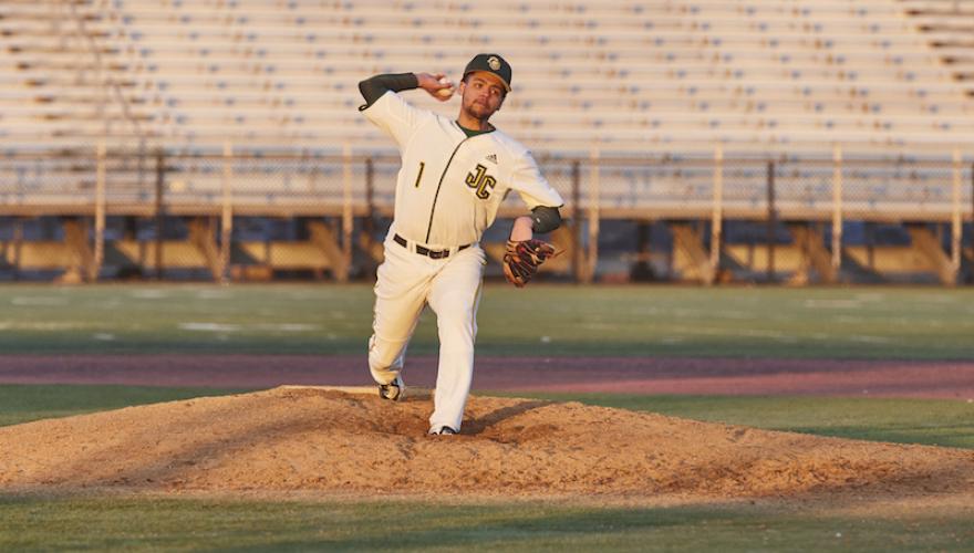 BASEBALL PLAYER PITCHING