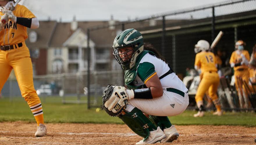 softball female kneels