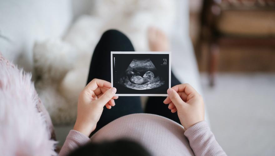 PREGNANT WOMAN WITH BABY PIC