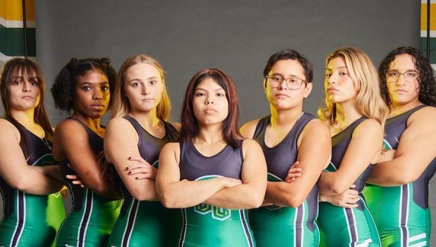 WOMENS WRESTLING TEAM POSE