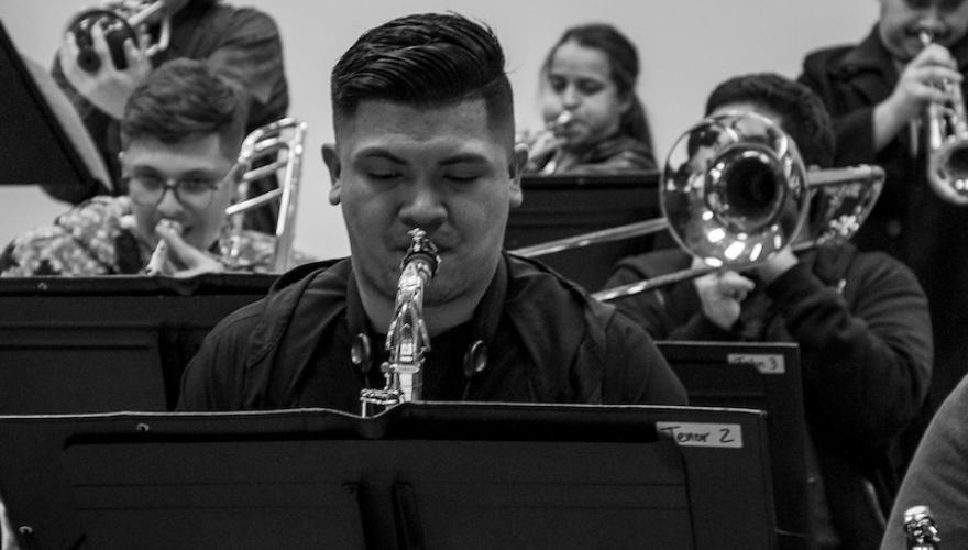 jazz musicians play horns seated