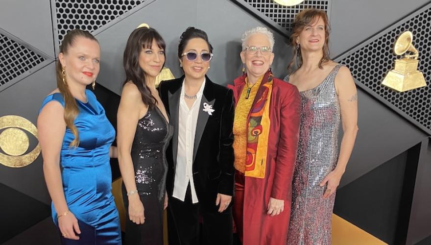 MOOKE AND 4 OTHERS POSE ON RED CARPET GRAMMYS