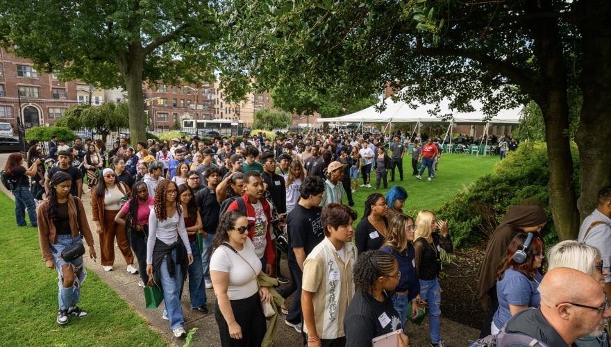 Many students walking into Hepburn Hall during Orientation following lunch on the front lawn