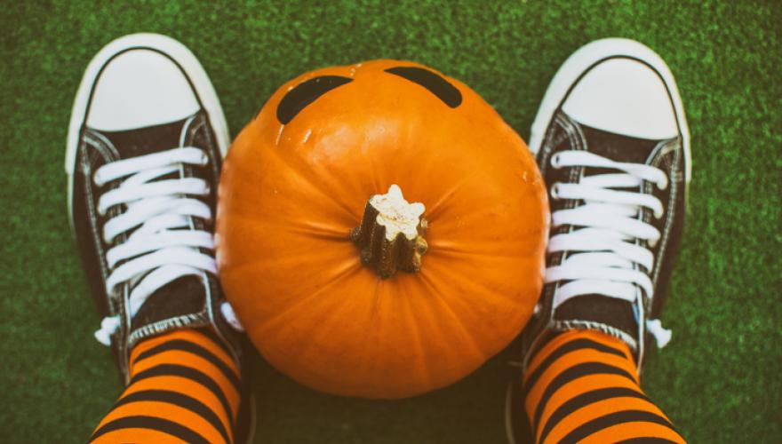halloween pumkin and feet