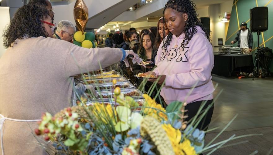 students in buffet line