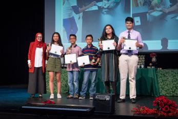 Proyecto students onstage with certificates
